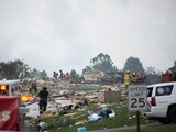 Policía y servicios de emergencia realizan tareas de búsqueda tras la explosión en una zona residencial en Plum, Penilvania, el sábado 12 de agosto de 2023