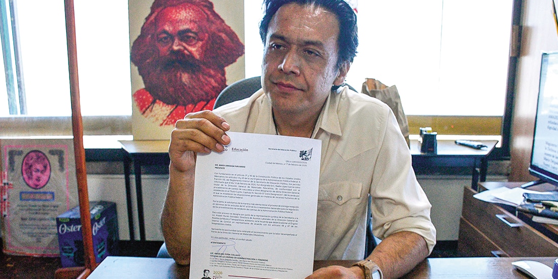 Marx Arriaga muestra el martes pasado el oficio de su cese, con lo que dejó las oficinas de la DGME tras 4 días atrincherado.