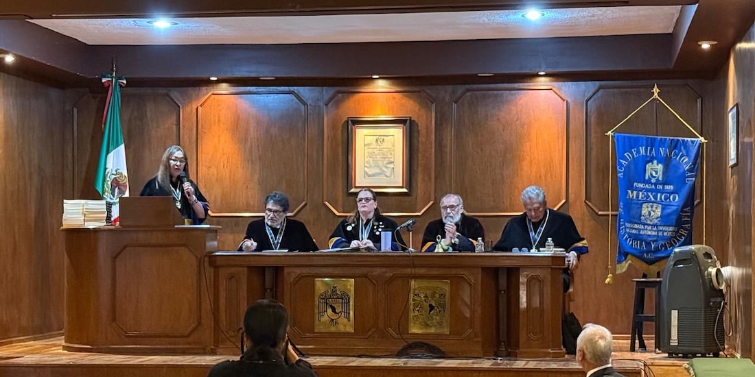 Galardonadas e integrantes de la Academia Nacional de Historia y Geografía durante la entrega del premio “Reina Roja de Palenque”.