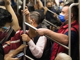 Sin las medidas sanitarias apropiadas, el transporte público puede ser un riesgo para contagiarse de COVID-19. En la imagen, usuarios del Metro viajan con cubrebocas