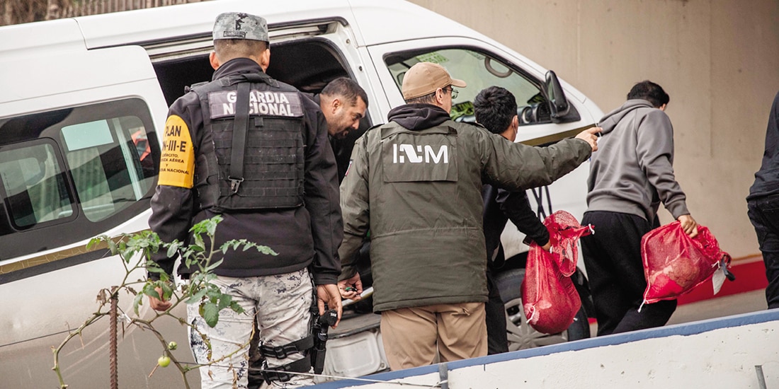 Personal del INM reciben a mexicanos repatriados de EU, en imagen de archivo.