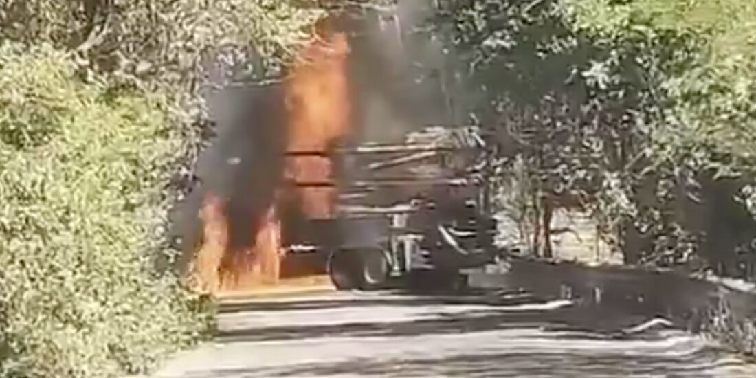 Una unidad de transporte incendiada en un camino de Jalisco, ayer.