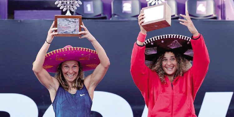 Las campeonas lucen felices después de ganar su título en Mérida.