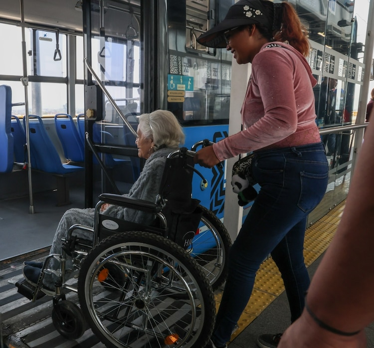 Personas adultas mayores, beneficiadas con viajes sin costo en Mexibus, Mexicable, Trolebús.