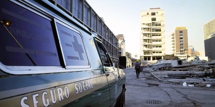 Un brigadista caminando hacia el derrumbe.