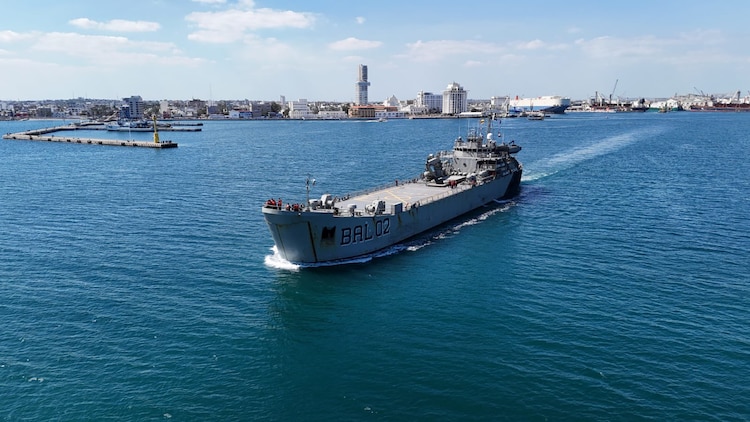 Buques de la Armada de México zarparon desde Veracruz con más de 800 toneladas de ayuda humanitaria con destino a Cuba.