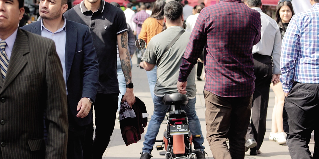 Un hombre a bordo de su motobici circula sobre la calle Génova, colonia Juárez, en la alcaldía Cuauhtémoc, mientras los transeúntes lo esquivan, el 13 de febrero.