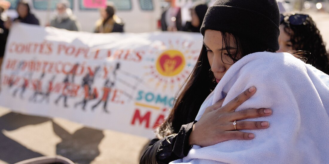 Mujer sostiene a su bebé durante una protesta contra las detenciones migrantes en EU, el 3 de marzo.
