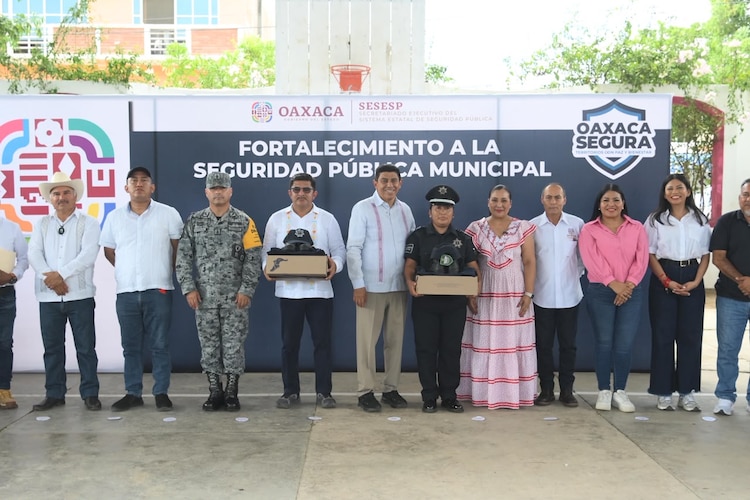 El gobernador de Oaxaca, Salomón Jara Cruz, entregó uniformes a policías de la región Costa.