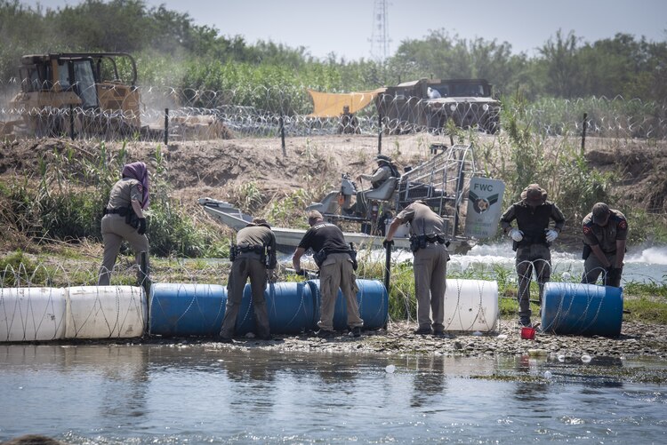 Policías de Texas colocan boyas con alambre de púas a lo largo del río Bravo, en la frontera con México, para impedir el paso de migrantes hacia su territorio, en julio pasado. Actualmente, sigue la polémica con ese estado.
