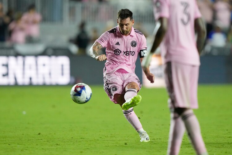 Lionel Messi ejecuta el tiro libre en el que marcó el tanto con el que el Inter Miami se impuso a Cruz Azul en tiempo de compensación en la Leagues Cup.