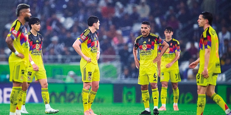 Jugadores del América se lamentan, tras la derrota de ayer.