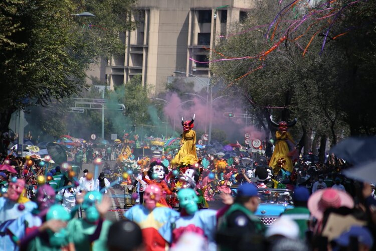 El contingente del desfile aumentó conforme avanzó el evento.