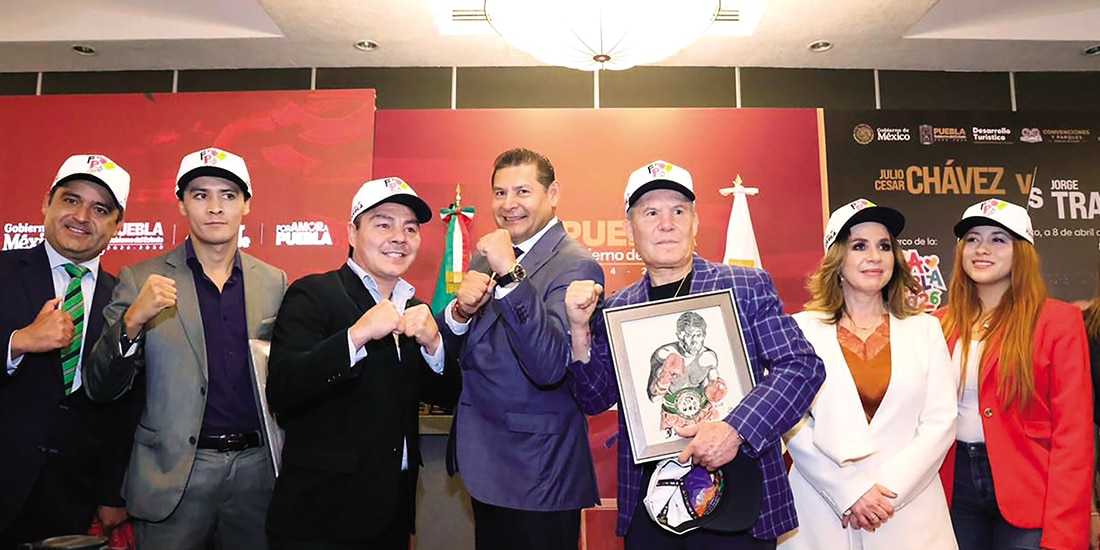 El Gobernador de Puebla (centro) posa con Jorge Arce y Julio César Chávez, ayer.