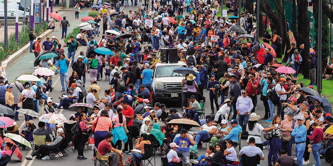 Maestros permanecieron sobre Tlalpan al no poder llegar al coloso, ayer