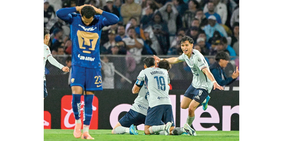 Futbolistas de La Máquina celebran un gol el torneo pasado.