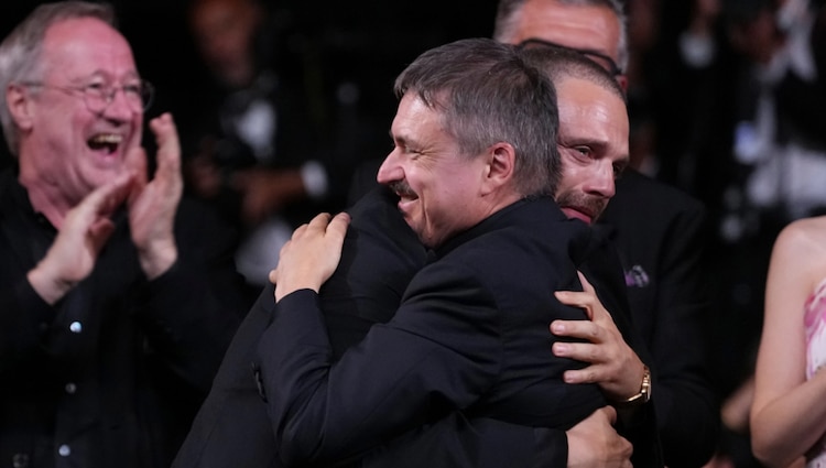 Sebastian Stan abraza al director Cristian Mungiu durante la ceremonia de entrega de premios en Cannes 2026