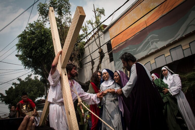 Las representaciones de la pasión de Cristo son parte de las tradiciones de Semana Santa.