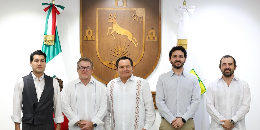 Al centro de la imagen el Gobernador de Yucatán.