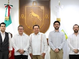 Al centro de la imagen el Gobernador de Yucatán.