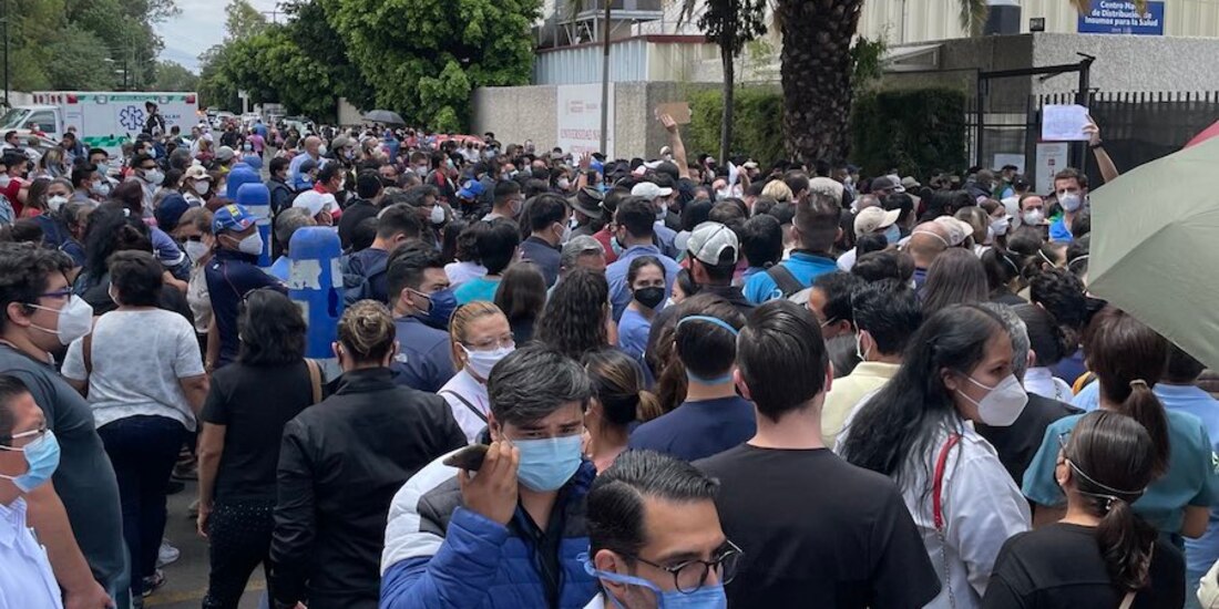 Personal de salud, ayer, afuera de la Escuela Médico Naval, en Coyoacán.