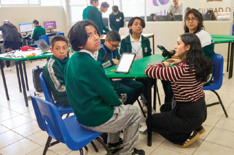El objetivo es alcanzar la cobertura total en todos los niveles educativos