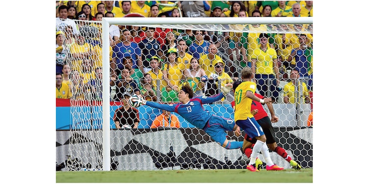 SALVADOR.
Uno de los
momentos
más históricos
de su carrera
fue la atajada
a Neymar en
Brasil 2014.