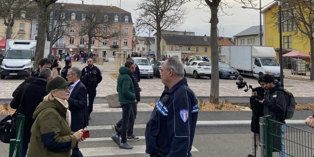 Elementos de seguridad atienden incidente en las calles de Mulhouse.