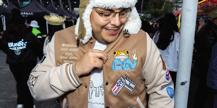 Cientos de fans acudieron al concierto caracterizados del Sapo Concho, una especie boricua en peligro de extinción; también hubo referencias a las vestimentas que ha usado el artista