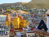 Una turista admira la vista panorámica en la ciudad de Guanajuato.