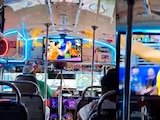 Conductor de microbús pone pantalla para ver los partidos del Mundial