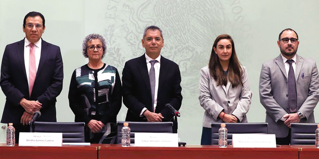 El titular de la SHCP, Édgar Amador Zamora (c.) y funcionarios, ayer en conferencia.