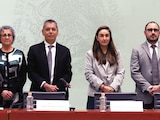 El titular de la SHCP, Édgar Amador Zamora (c.) y funcionarios, ayer en conferencia.