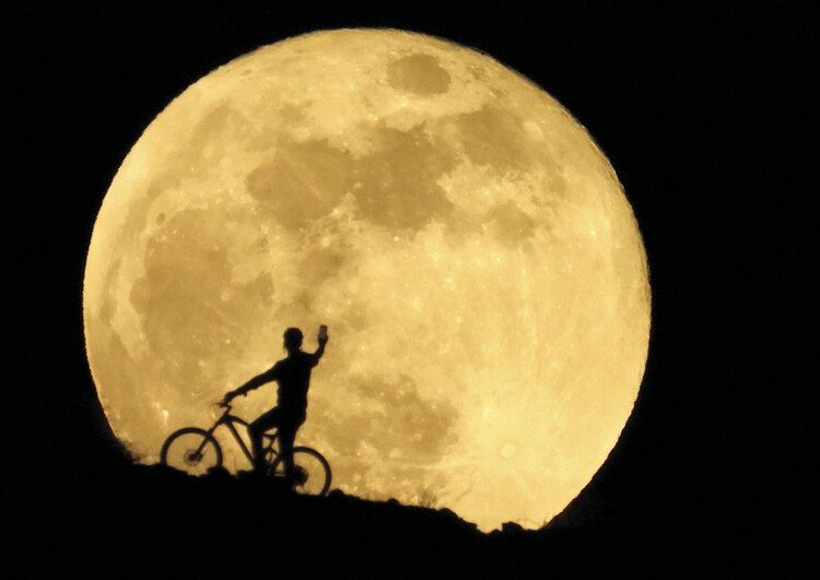 Un ciclista, al sur de Gran Canaria, durante la SuperLuna de Flores.
