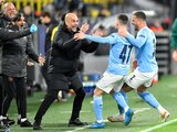 Guardiola celebra con sus jugadores el segundo gol de la tarde, ayer.