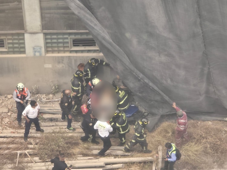 Momento en que rescatan a trabajador de edificio derrumbado en San Antonio Abad