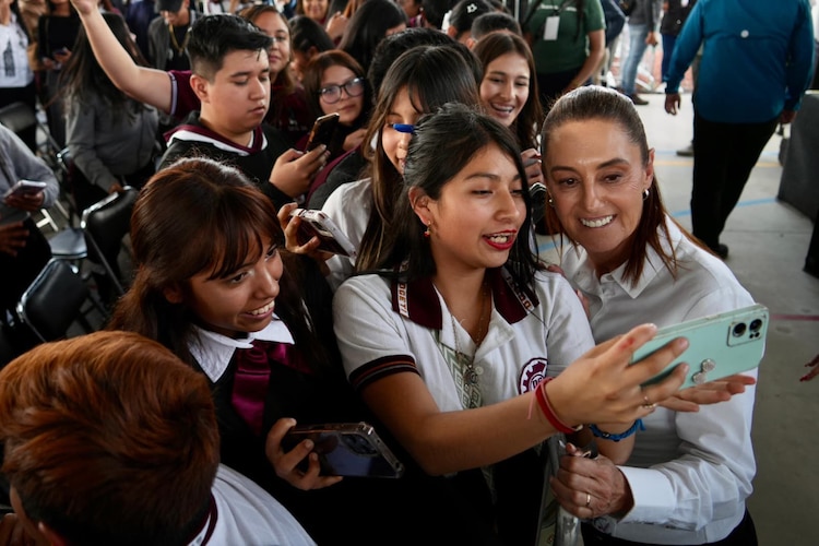 Presidenta Claudia Sheinbaum se toma fotografías con jóvenes del Estado de México.