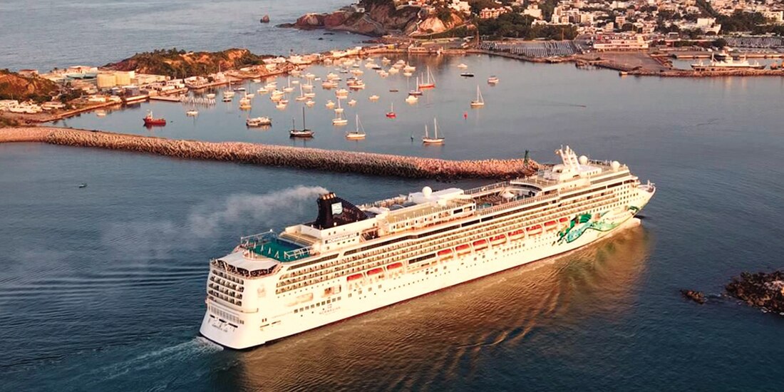 El crucero Norwegian llegó ayer al puerto sinaloense, con 4,242 pasajeros.