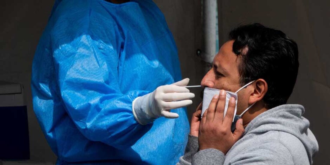 En la imagen, un joven se realiza la prueba rápida para detectar COVID-19