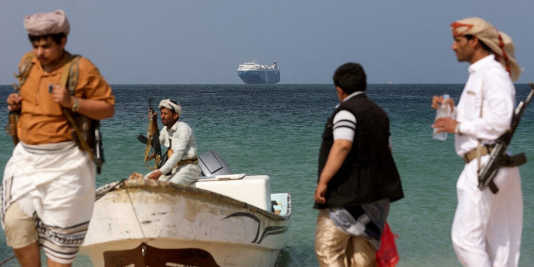 Imagen de personas esperando a hutíes que se encuentran asaltando el barco.