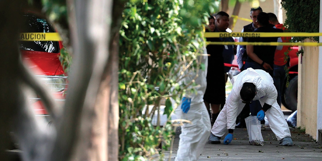 UN PERITO levanta los más de 200 casquillos percutidos durante la balacera del lunes en Zapopan.