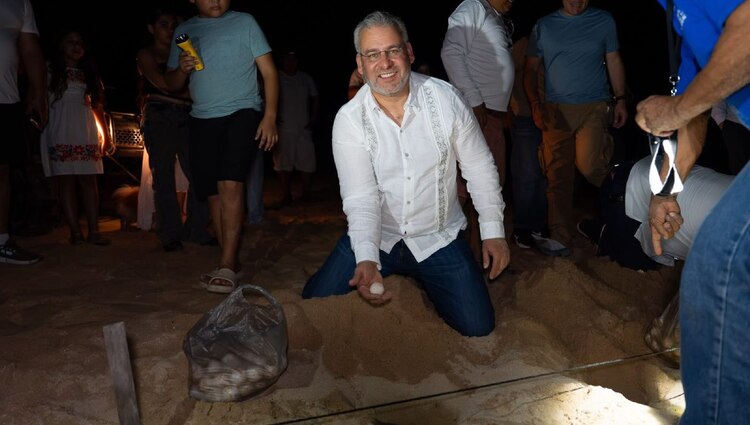 El gobernador de Michoacán, Alfredo Ramírez Bedolla, supervisó las labores en el campamento tortuguero de Colola, ubicado en el municipio de Aquila.