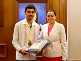 Tere Jiménez se reúne con el joven ganador del oro en la Olimpiada Internacional de Matemáticas.