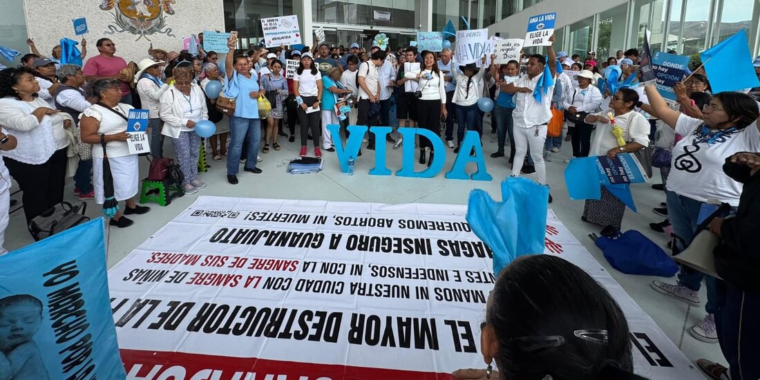 Grupos provida gritan consignas con pañuelos y prendas de color azul afuera del Congreso local antes del inicio de la discusión, ayer.