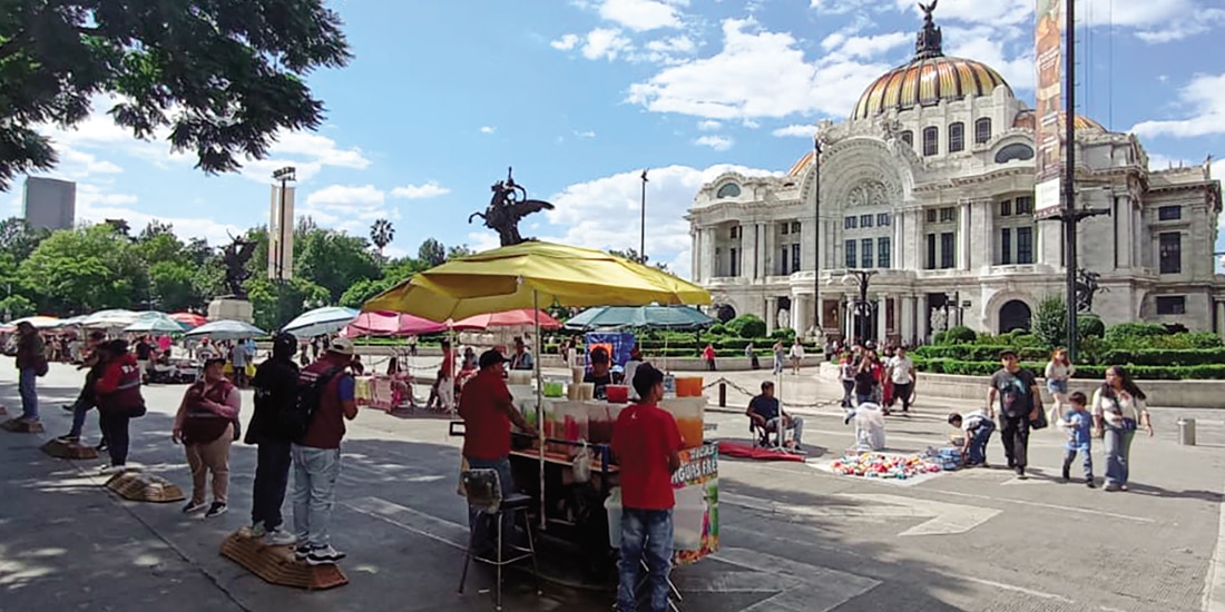 Comerciantes bloquean la Avenida Juárez, ayer, frente al Palacio de Bellas Artes.