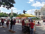 Comerciantes bloquean la Avenida Juárez, ayer, frente al Palacio de Bellas Artes.