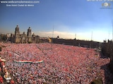 Miles de personas en el Zócalo vistieron con playeras de color rosa y blanco.