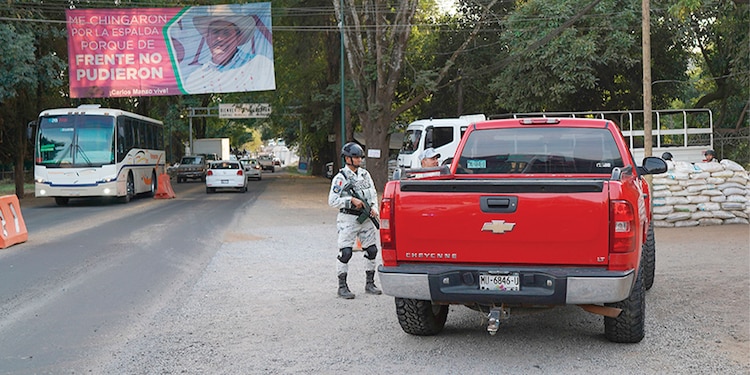 Operativo con el que se reforzó la seguridad en Uruapan, Michoacán, en abril, con apoyo de fuerzas federales.