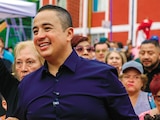 El alcalde Janecarlo Lozano, ayer, al dar a los habitantes del lugar el espacio rehabilitado que cuenta con grandes murales.