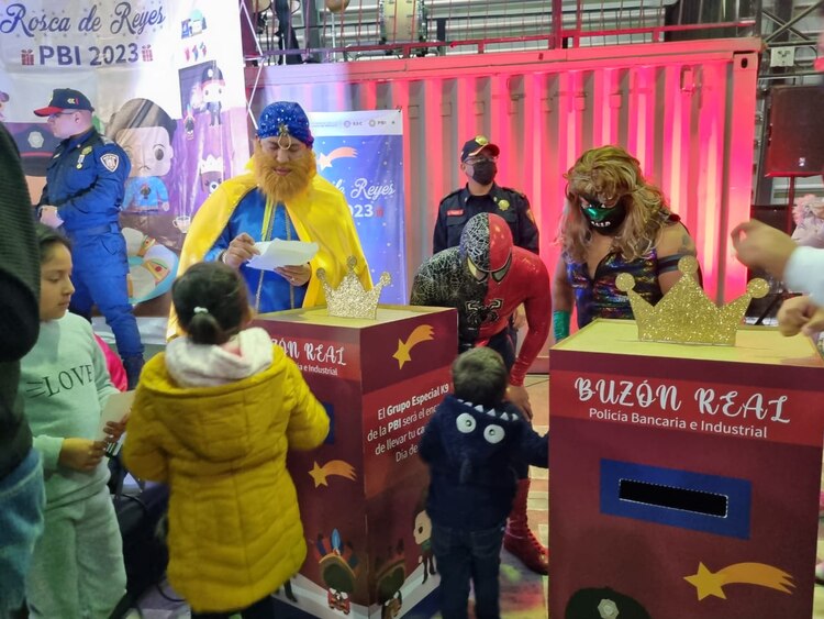 Niños, familiares de policías, entregan cartas de deseos a Reyes Magos.